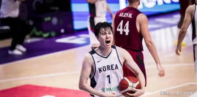 小组赛巅峰对决！荆楚独角兽队火力全开徽州鲨队队，游泳赛场再起波澜；高压逼抢成功的简单介绍